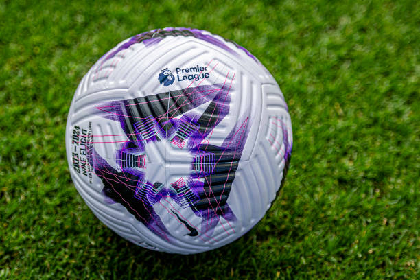 江苏省长现场观看校园足球决赛，为冠军颁发奖牌和奖杯.