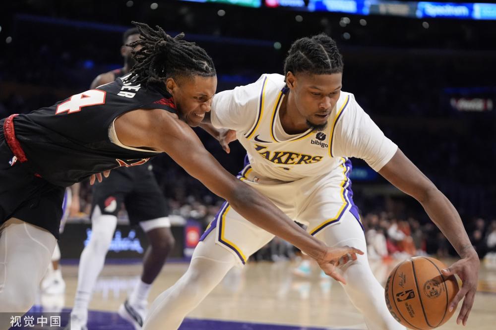 江苏省长现场观看校园足球决赛，为冠军颁发奖牌和奖杯.